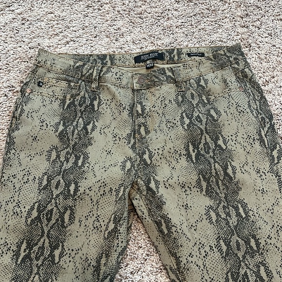 Judy Blue Los Angeles Skinny Fit Snakeprint Jeans - Picture 2 of 10